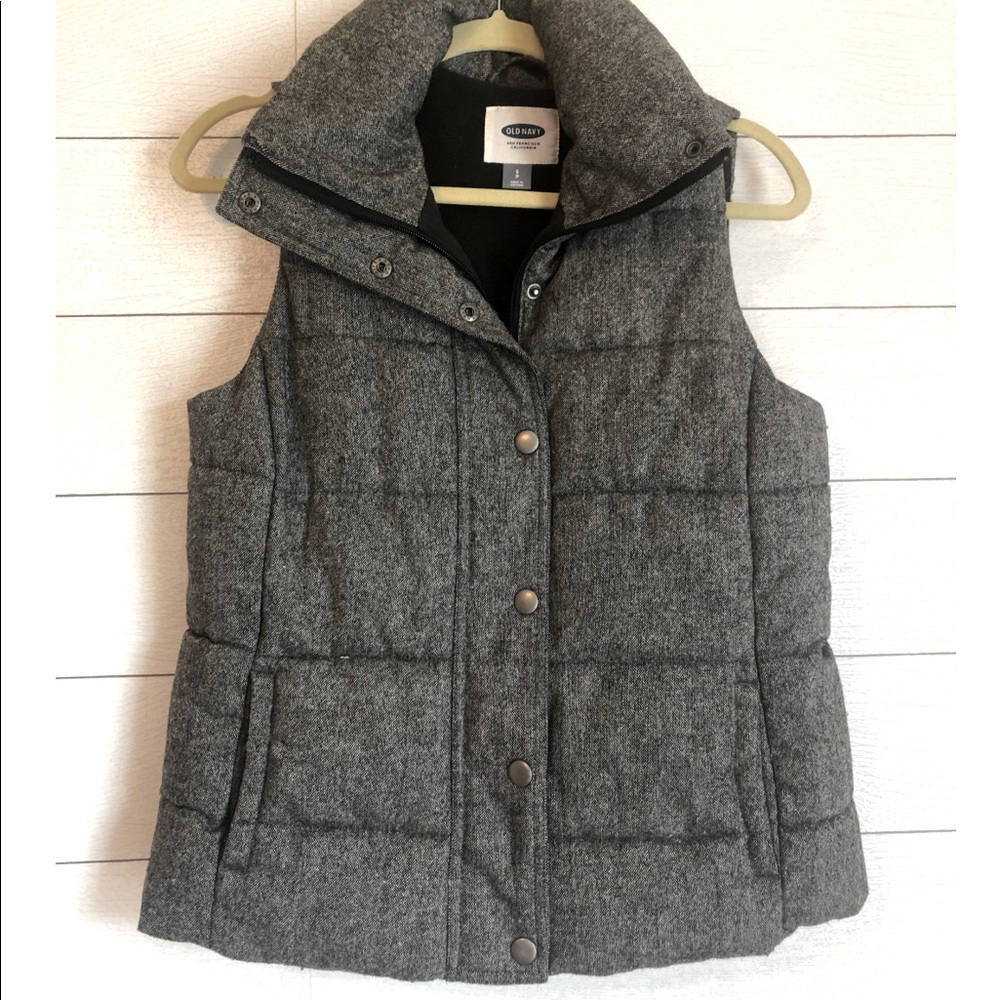 ✨Moving Sale✨ Old Navy gray/ black puffer vest. Size small
